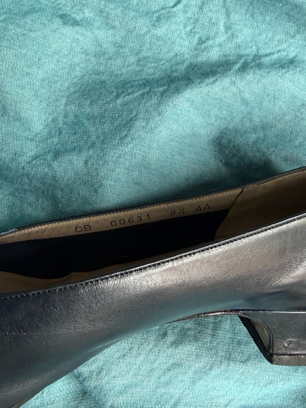 Salvatore Ferragamo Vintage Navy Leather Vara Bow Flats - Picture 3 of 8